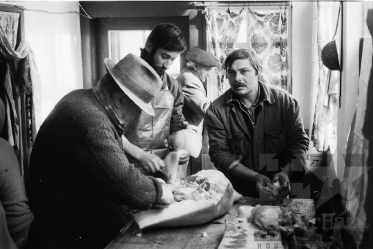 THM-BJ-06889 - Disznóvágás és disznótor Mórágyon Mucska István Alkotmány utcai házánál az 1980-as években
