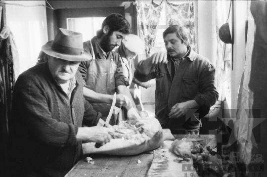 THM-BJ-06890 - Disznóvágás és disznótor Mórágyon Mucska István Alkotmány utcai házánál az 1980-as években