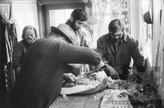 THM-BJ-06891 - Disznóvágás és disznótor Mórágyon Mucska István Alkotmány utcai házánál az 1980-as években