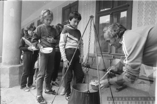 THM-BJ-06938 - Gyermeknapi rendezvény a mórágyi művelődési házban  az 1980-as években