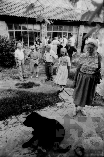 THM-BJ-06965 - Osztrák turisták Teszler Ella fazekas népi iparművész műhelyében Mórágyon az 1980-as években