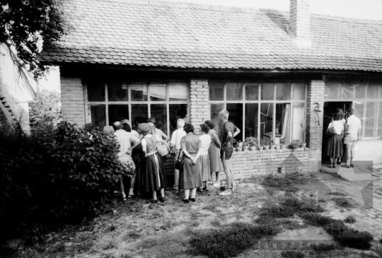 THM-BJ-06967 - Osztrák turisták Teszler Ella fazekas népi iparművész műhelyében Mórágyon az 1980-as években