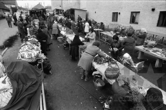 THM-BJ-07006 - Piaci életkép a Bonyhádi Cipőgyár mellett az 1980-as években