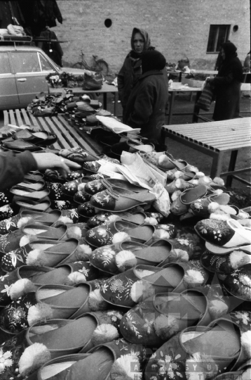 THM-BJ-07008 - Piaci életkép a Bonyhádi Cipőgyár mellett az 1980-as években