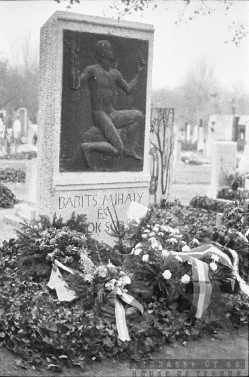 THM-BJ-07022 - Babits Mihály sírjának megkoszorúzása Budapesten az 1980-as években