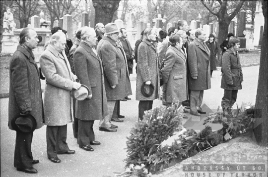 THM-BJ-07036 - Babits Mihály sírjának megkoszorúzása Budapesten az 1980-as években