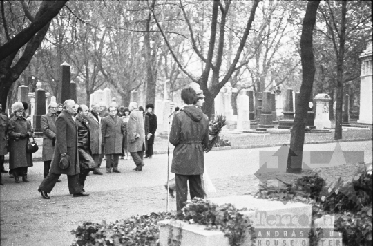 THM-BJ-07037 - Babits Mihály sírjának megkoszorúzása Budapesten az 1980-as években