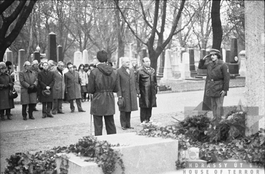 THM-BJ-07038 - Babits Mihály sírjának megkoszorúzása Budapesten az 1980-as években