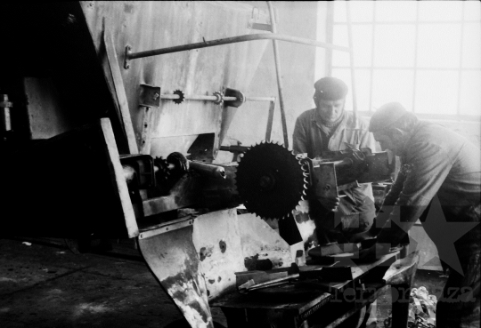 THM-BJ-07066 - Munka a németkéri termelőszövetkezet műhelyében az 1980-as években 