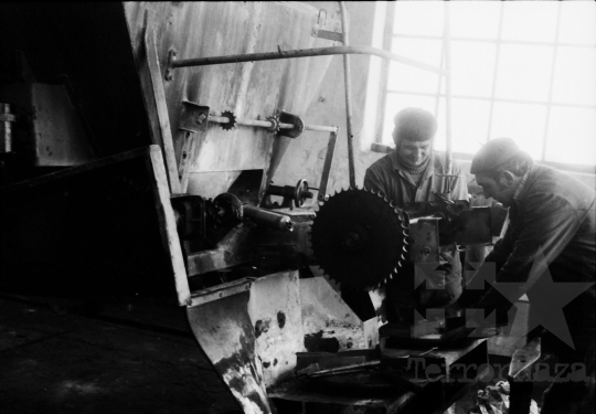 THM-BJ-07066a - Munka a németkéri termelőszövetkezet műhelyében az 1980-as években 