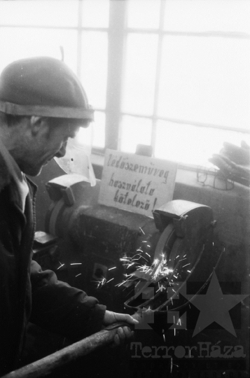 THM-BJ-07067 - Munka a németkéri termelőszövetkezet műhelyében az 1980-as években 