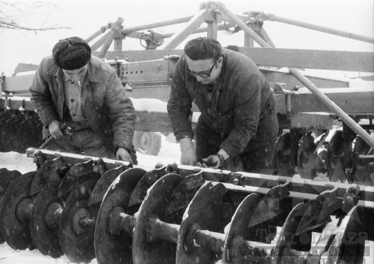 THM-BJ-07068 - Munka a németkéri termelőszövetkezet műhelyében az 1980-as években 