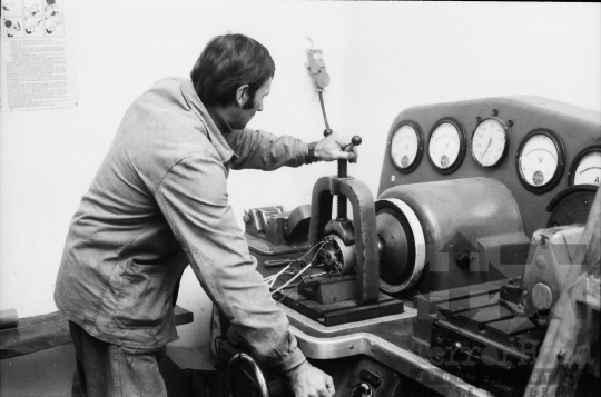 THM-BJ-07070 - Munka a németkéri termelőszövetkezet műhelyében az 1980-as években 