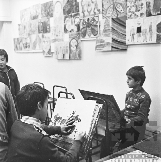 THM-BJ-07087 - Juhos László rajzszakköre Szekszárdon az 1980-as években 