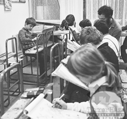THM-BJ-07091 - Juhos László rajzszakköre Szekszárdon az 1980-as években