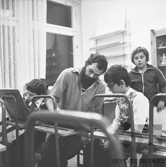 THM-BJ-07092 - Juhos László rajzszakköre Szekszárdon az 1980-as években