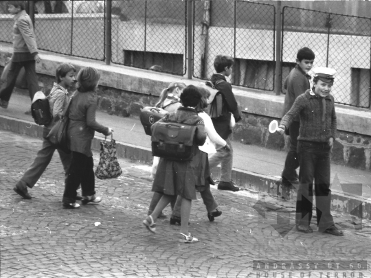 THM-BJ-07099 - Szekszárdi Babits Mihály Általános Iskola és Kadarka utca sarka  a reggeli forgalomban az 1980-as években