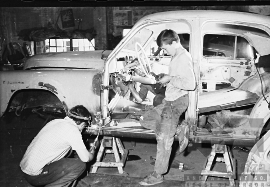 THM-BJ-07195 - Szekszárdi Vasipari Vállalat autójavító műhelye az 1970-es években 