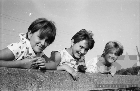THM-BJ-07219 - Tolnai lányok az 1960-as években