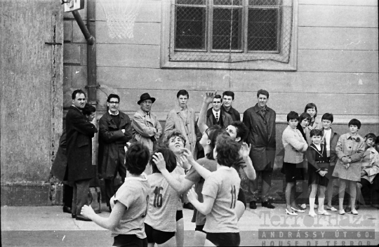 THM-BJ-07327 - Kosárlabda-mérkőzés a szekszárdi Garay János  Gimnáziumban az 1960-as években