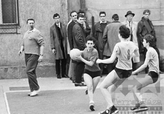 THM-BJ-07328 - Kosárlabda-mérkőzés a szekszárdi Garay János  Gimnáziumban az 1960-as években