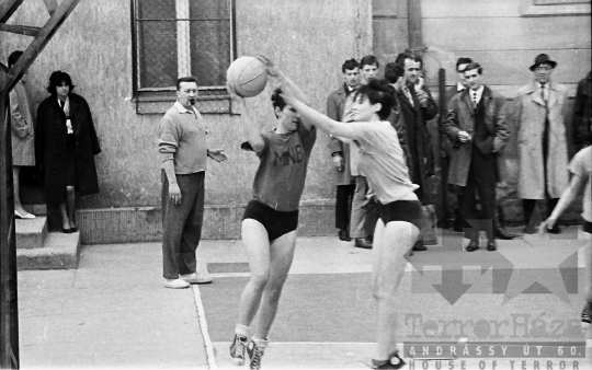 THM-BJ-07329 - Kosárlabda-mérkőzés a szekszárdi Garay János  Gimnáziumban az 1960-as években