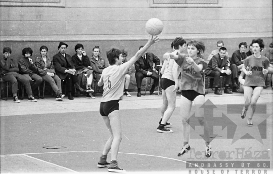 THM-BJ-07330 - Kosárlabda-mérkőzés a szekszárdi Garay János  Gimnáziumban az 1960-as években