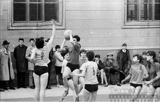 THM-BJ-07331 - Kosárlabda-mérkőzés a szekszárdi Garay János  Gimnáziumban az 1960-as években