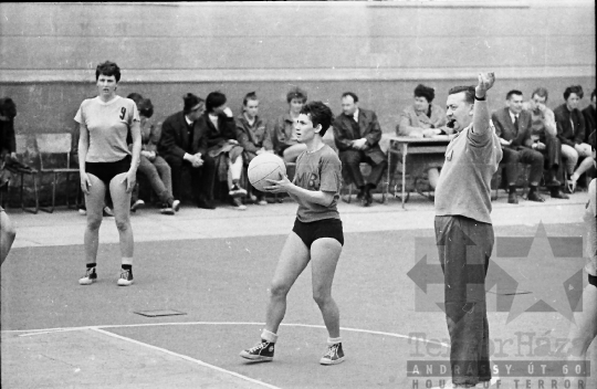 THM-BJ-07333 - Kosárlabda-mérkőzés a szekszárdi Garay János  Gimnáziumban az 1960-as években