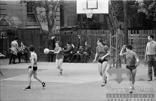 THM-BJ-07334 - Kosárlabda-mérkőzés a szekszárdi Garay János  Gimnáziumban az 1960-as években