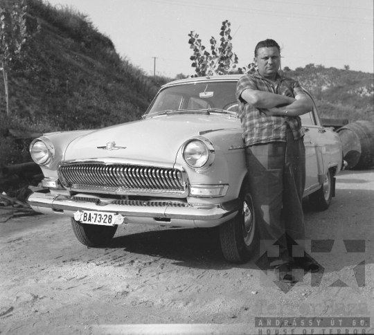 THM-BJ-07338 - MSZMP-gépkocsi Szekszárdon az 1960-as években