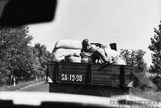 THM-BJ-07367 - A bátaszéki termelőszövetkezet teherautója úton az 1960-as években 