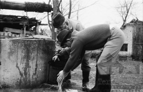 THM-BJ-07515 - Szekszárdi újságírók vadászaton Paks mellett az 1960-as években