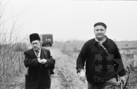 THM-BJ-07517 - Szekszárdi újságírók vadászaton Paks mellett az 1960-as években