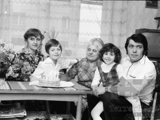 THM-BJ-07607 - Születésnapi ünnepség egy szekszárdi munkáscsaládnál az 1970-es években