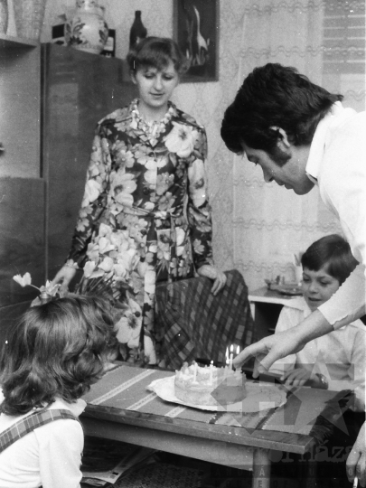 THM-BJ-07608 - Születésnapi ünnepség egy szekszárdi munkáscsaládnál az 1970-es években