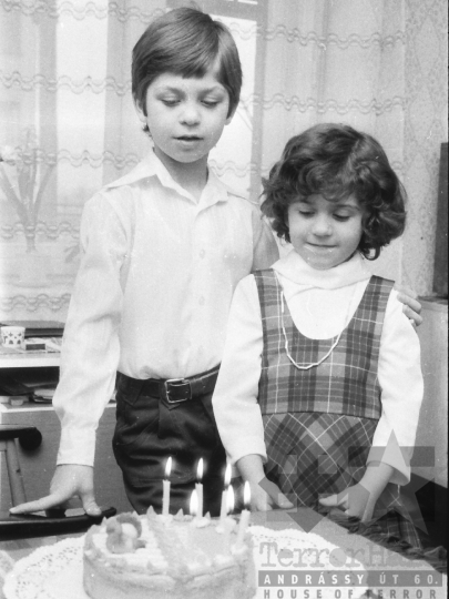 THM-BJ-07610 - Születésnapi ünnepség egy szekszárdi munkáscsaládnál az 1970-es években
