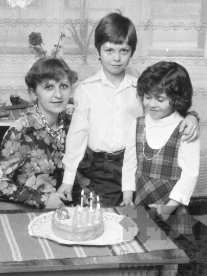 THM-BJ-07611 - Születésnapi ünnepség egy szekszárdi munkáscsaládnál az 1970-es években