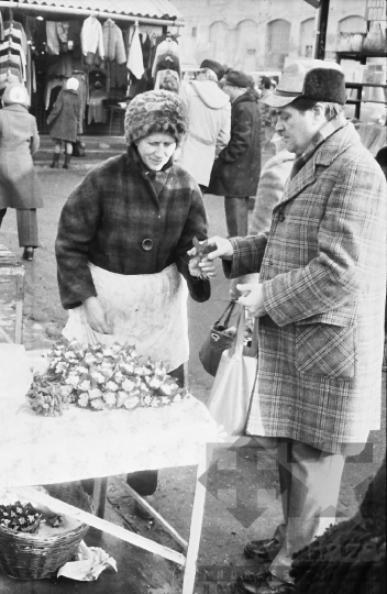 THM-BJ-07672 - Virágárus Szekszárdon az 1970-es években