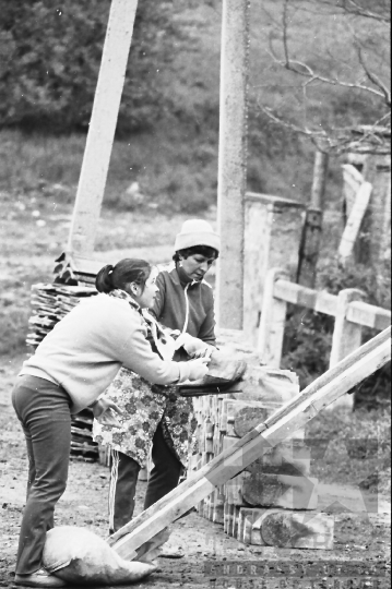 THM-BJ-07825 - Épületbontás Mórágyon az 1980-as években 