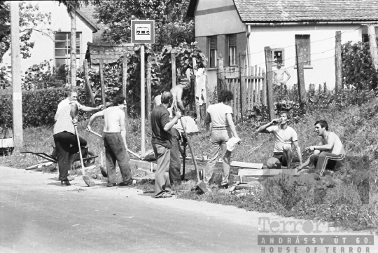 THM-BJ-07830 - Buszmegálló építése Mórágyon az 1980-as években 