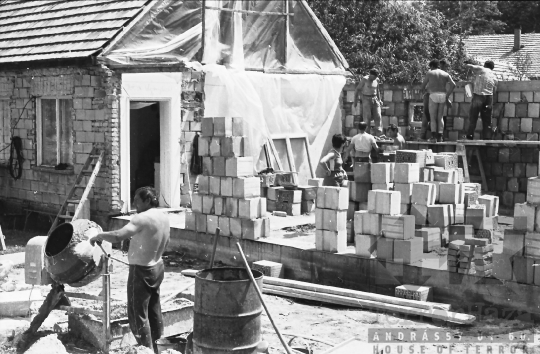 THM-BJ-07836 - Győri Imre családi házának építése Mórágyon az 1980-as években  