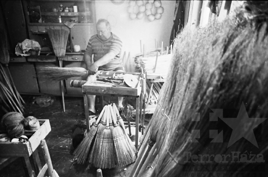 THM-BJ-07847 - Forster Jakab, seprűkötő Mórágyon az 1980-as években
