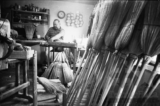 THM-BJ-07847a - Forster Jakab, seprűkötő Mórágyon az 1980-as években