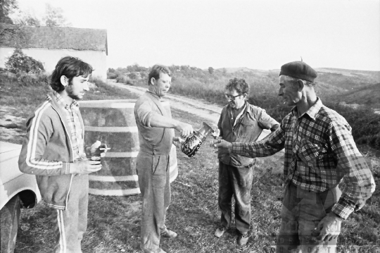 THM-BJ-07851 - Szüreti előkészületek Mórágyon az 1980-as években 
