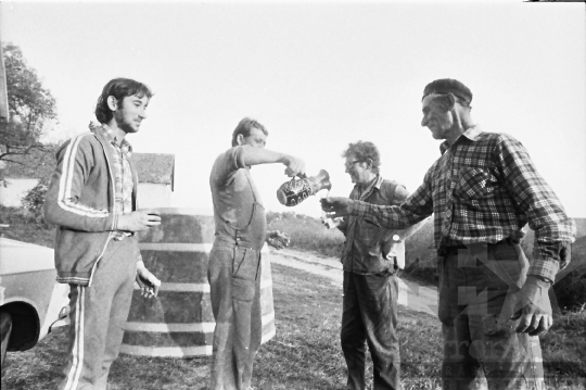 THM-BJ-07852 - Szüreti előkészületek Mórágyon az 1980-as években 