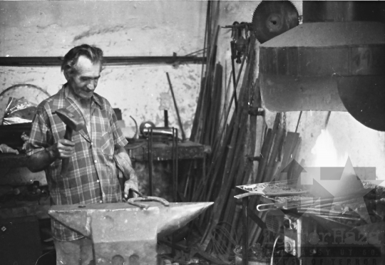 THM-BJ-07872 - Tóth Pál, mórágyi kovács az 1980-as években