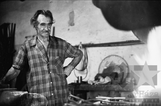 THM-BJ-07874 - Tóth Pál, mórágyi kovács az 1980-as években