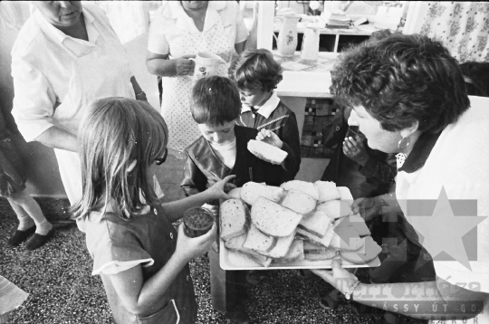 THM-BJ-07895 - Mórágyi általános iskola napközisei az 1980-as években