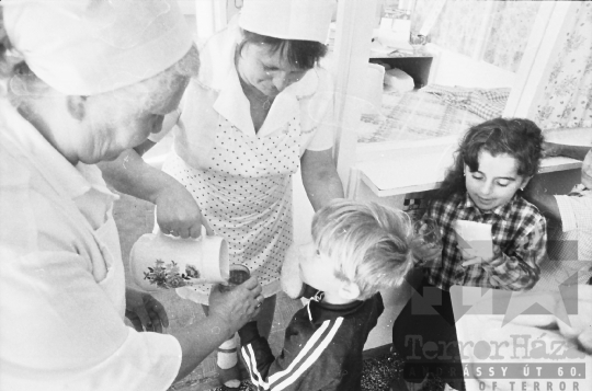 THM-BJ-07896 - Mórágyi általános iskola napközisei az 1980-as években